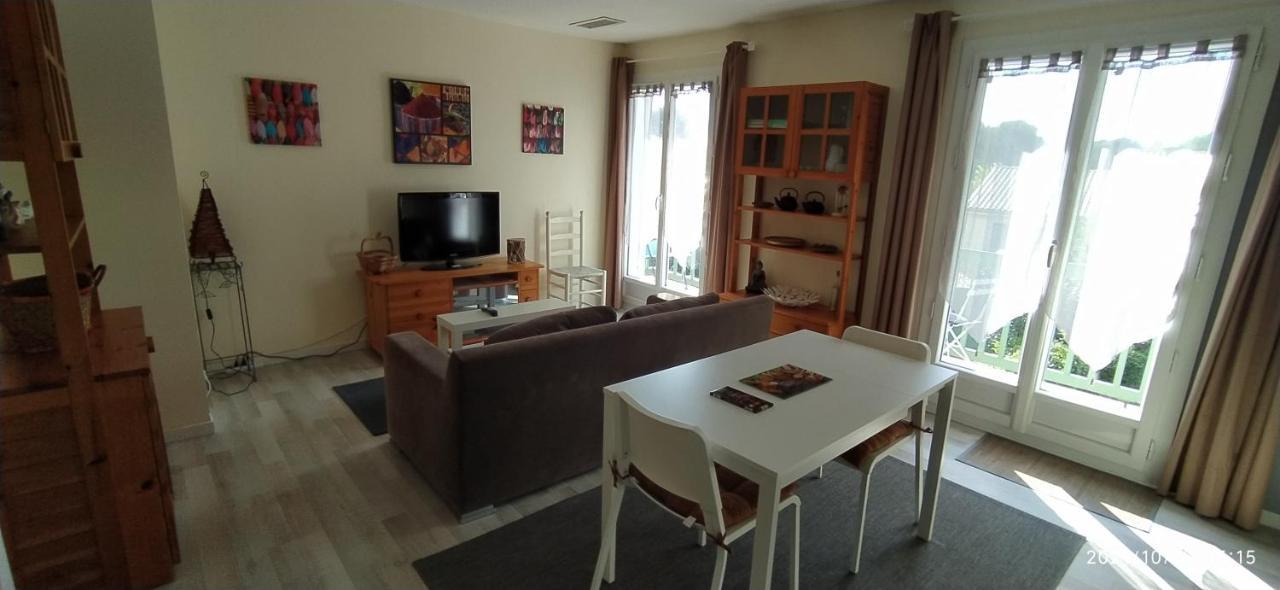 Hotel Logement dans une pinède à Lambesc Extérieur photo