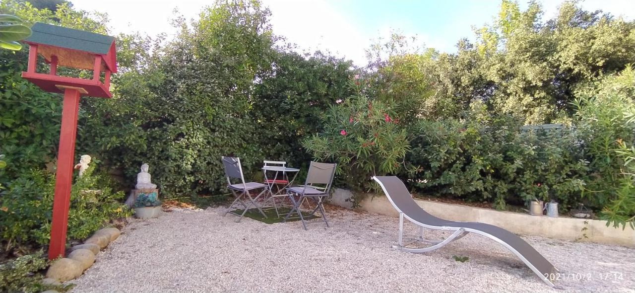 Hotel Logement dans une pinède à Lambesc Extérieur photo
